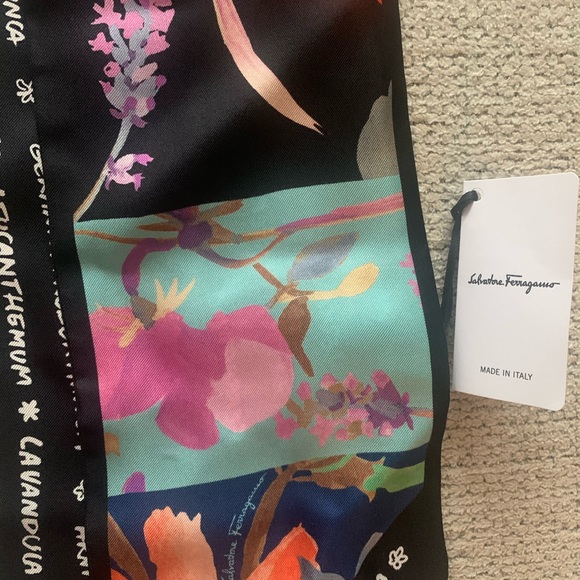 ❗️SOLD ❗️Salvatore Ferragamo Silk Bandeau(scarf)🧣 - Picture 2 of 5
